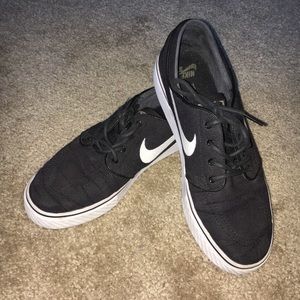 Black and white nike Janoski men’s 7, women 8.5